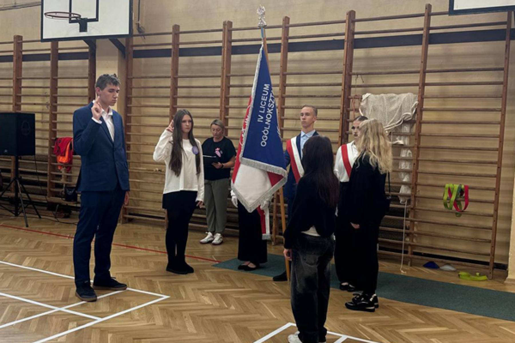 Pasowanie pierwszaków na uczniów IV LO