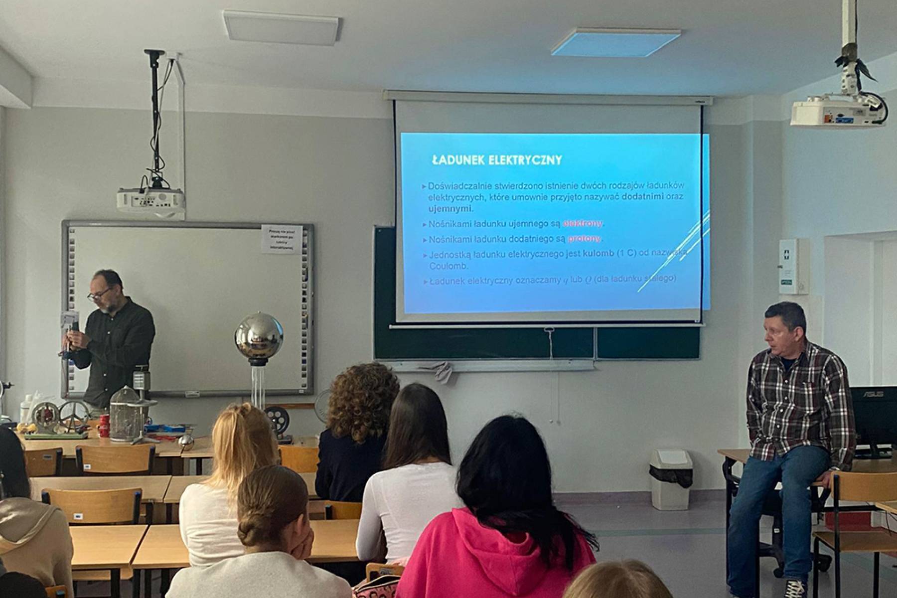 Na pokazach doświadczeń fizycznych